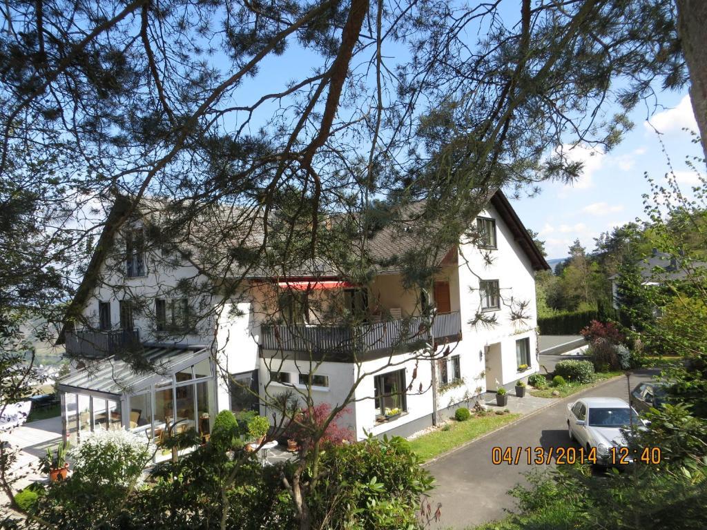 Gastehaus-Weingut Loersch Hotel Leiwen Exterior photo